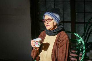 Dona Judith serviu o café e sentou na varanda para aproveitar o sol (Foto: Henrique Kawaminami)