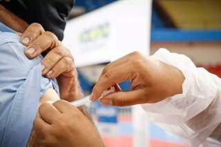 Em MS, homem recebe vacina contra a covid-19 no braço (Foto: Henrique Kawaminami/Arquivo)