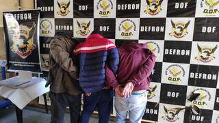 Os três presos com “maconha classe A”, na sede da Defron em Dourados (Foto: Adilson Domingos)