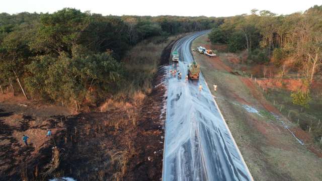 Carreta com 22,5 mil litros de agrot&oacute;xicos pega fogo e empresa &eacute; multada