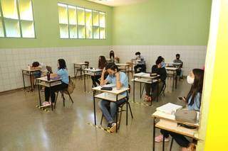 Já sob as novas regras de biossegurança, alunos estudam de forma presencial na Capital (Foto: Paulo Francis/Arquivo)