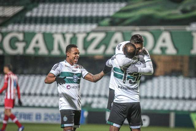 Coritiba faz 3 a 1 sobre o Na&uacute;tico e segue na lideran&ccedil;a da S&eacute;rie B