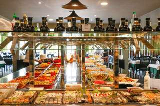 Buffet completo com mais de 50 opções de acompanhamentos para churrasco. (Foto: Marcos Maluf)