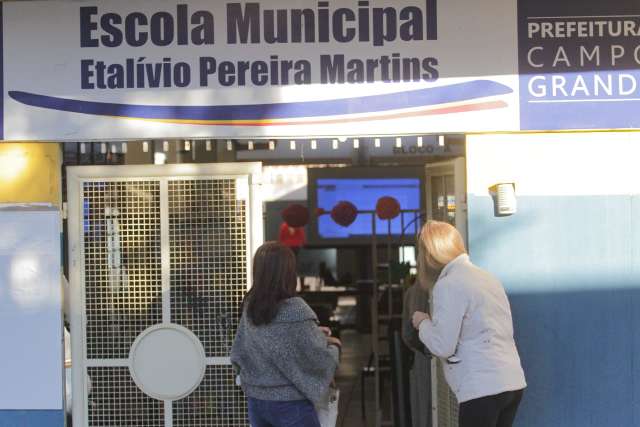 Ap&oacute;s semana com hor&aacute;rio reduzido, pais reclamam de volta &agrave;s aulas &ldquo;pela metade&rdquo;