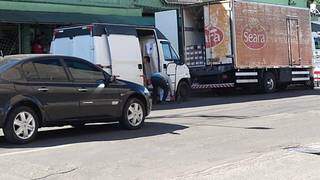 Caminhão e Vam descarregavam carga na Av. Calógeras e não estavam com o pisca alerta ligado. (Foto: Direto das Ruas)