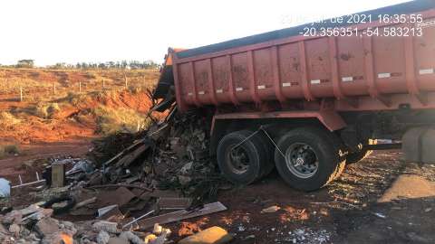 Caminhoneiro é flagrado descartando lixo à margem de rodovia na Capital