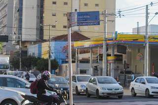 Trânsito teve lentidão no horário de pico no Centro de Campo Grande. (Foto: Marcos Maluf)