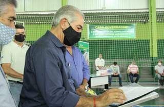 Governador Reinaldo Azambuja assinando ordem de início de obra (Foto: Chico Ribeiro)