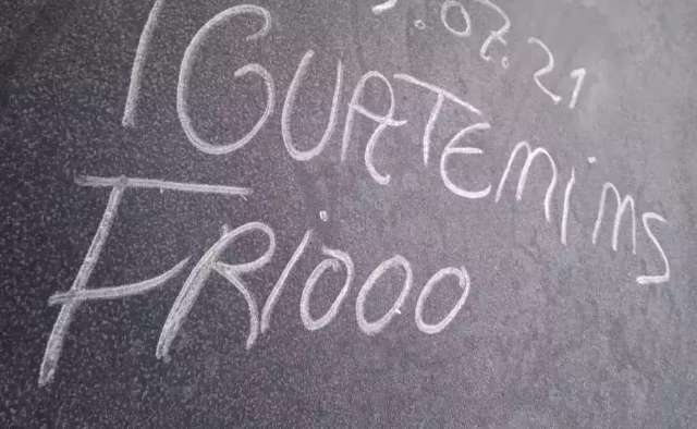 Carros anoiteceram cobertos de branco em cidade que bateu recordes de frio em MS