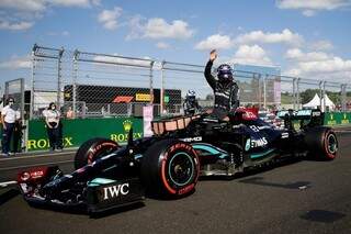 Lewis Hamilton acena para a torcida no fim do treino (Foto: Fórmula 1/Divulgação)