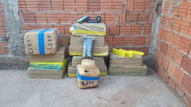Carro alterado para drogas chama aten&ccedil;&atilde;o e traficante &eacute; preso com arma espanhola