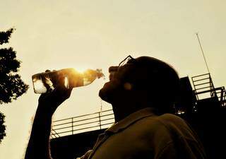 Beber água é uma das orientações da Defesa Civil para enfrentar tempo seco. (Foto: Henrique Kawaminami)