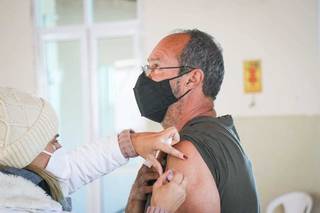 O serralheiro Aggeu tomou segunda dose e completou o ciclo vacinal neste sábado. (Foto: Henrique Kawaminami)