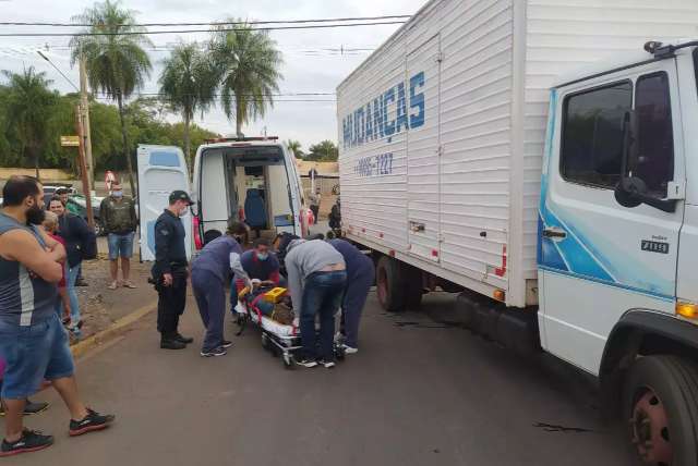 Adolescente &eacute; socorrido em estado grave ap&oacute;s colidir com caminh&atilde;o de mudan&ccedil;a