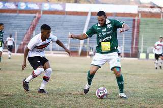 Jogador da Caldense, de camiseta verde, tenta escapar da marcação do Águia Negra em jogo do primeiro turno (Foto: Renan Muniz/Caldense)