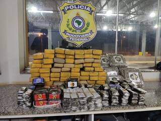 Tabletes de drogas que foram encontrados pelos policiais. (Foto: PRF)