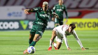 Disputa de bola durante a partida desta noite. (Foto: Palmeiras FC) 