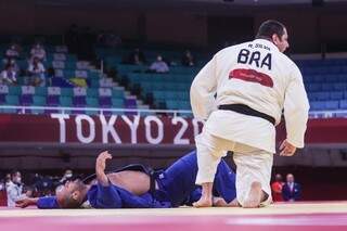 Rafael Silva, de kimono branco, vence primeira luta na estreia (Foto: Wander Roberto/COB)