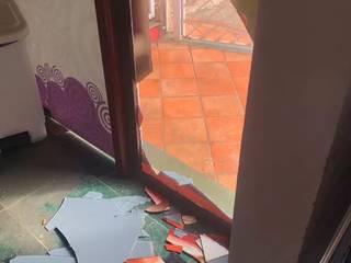 Vidro de porta foi quebrado por bandido para acessar interior de sorveteria. (Foto: Direto das Ruas)