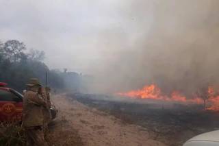 Combate na Fazenda Cáceres, principal foco de incêndio no momento. (Foto: Corpo de Bombeiros)