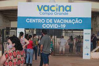 Fila no posto de vacinação montado no Guanandizão, em Campo Grande. (Foto: Marcos Maluf)