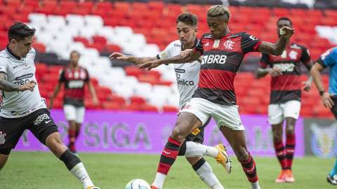 Corinthians e Flamengo duelam pelo Brasileirão neste domingo 