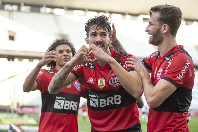 Embalado, Flamengo atropela Corinthians e segue arrancada no Brasileir&atilde;o