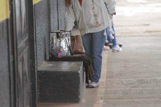 Mulher aguardando horário de visita no IPCG. (Foto: Marcos Maluf)