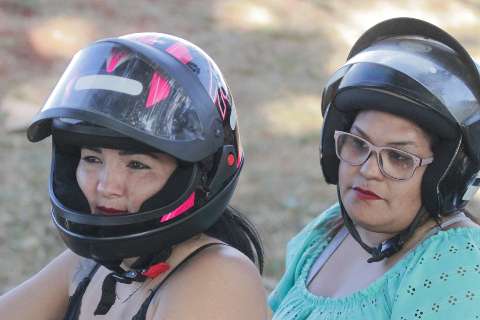 Na fila da vacina, amigas sonham em rever maridos presos