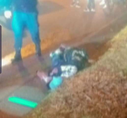Dupla &eacute; surpreendida enquanto caminhava e executada com pelo menos 30 tiros