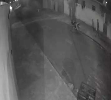 Pelo port&atilde;o da frente, dupla invade casa e furta moto comprada h&aacute; menos de 1 ano