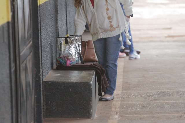 Esposas e m&atilde;es compartilham expectativa e saudade em visita aos presos