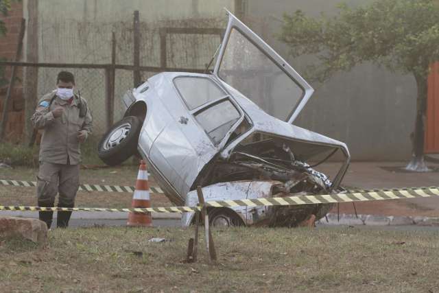 Motorista morre ao perder controle e colidir Gol em conten&ccedil;&atilde;o na Guaicurus