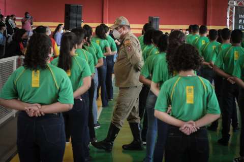 Escola cívico-militar aposta na disciplina para recuperar tempo “perdido”