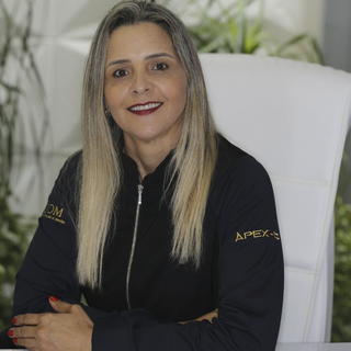 A fisioterapeuta Dra. Flavia Gonçalves, que proporciona atendimento fisioterapêutico aos pacientes antes ou após o período de reabilitação oral. (Foto: Divulgação)