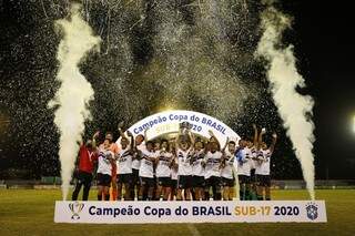 Jogadores do São Paulo comemoram título de 2020 (Foto: CBF)