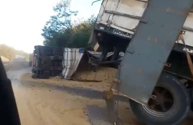 Carreta tomba e gr&atilde;os espalhados na pista bloqueiam parcialmente MS-134