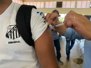 Douradense é vacinado contra a covid; cidade está imunizando quem tem de 20 anos acima. (Foto: Divulgação)