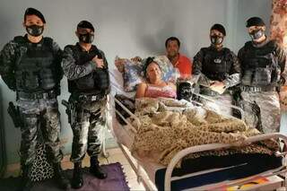 Policiais militares do Choque em visita à casa de Gilza. Da esquerda para a direita estão: Avyner, Vagner, Santana e Roberto, junto de Gilza e do marido Valdenir. (Foto: Divulgação)