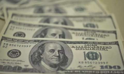 Dólar cai para R$ 5,16 com mercado externo e Copom