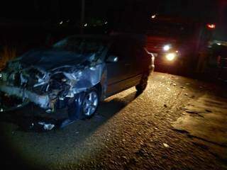 Carro ficou destruído com a acidente (Foto: Direto das Ruas)
