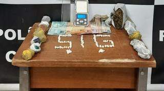 Dinheiro, droga e balança foram apreendidos e levados para delegacia. (Foto: PM)