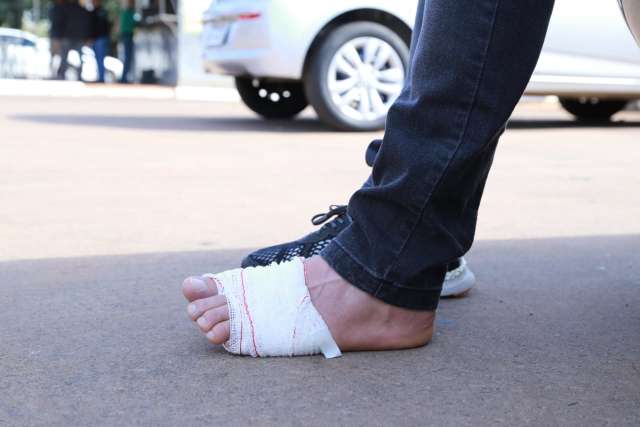 Ao cobrar caminhonete, dono de ve&iacute;culo leva tiro no p&eacute; dentro de seguradora