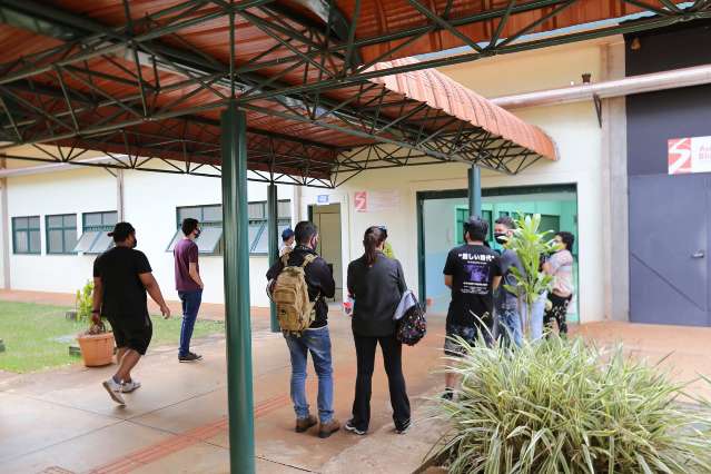 Com apenas 25 na fila, vacina&ccedil;&atilde;o &quot;a p&eacute;&quot; come&ccedil;a com movimento tranquilo na UCDB 