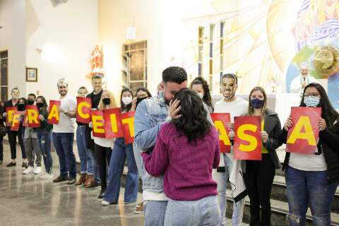 Avô e 40 amigos mascarados fazem surpresa em pedido de casamento