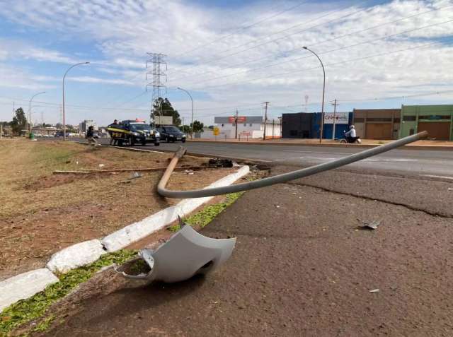 Motorista que derrubou poste ap&oacute;s beber vinho paga R$ 1,5 mil e &eacute; solto