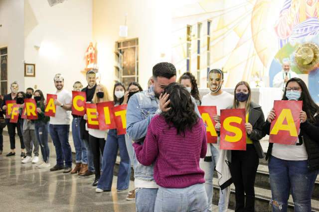 Av&ocirc; e 40 amigos mascarados fazem surpresa em pedido de casamento