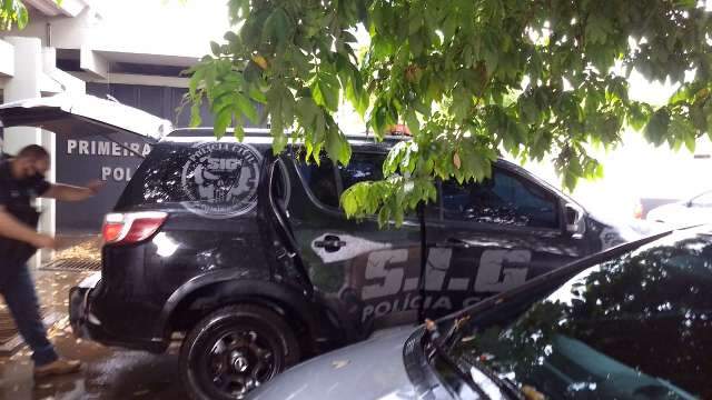 Embaixo da cama, rapaz &eacute; preso ap&oacute;s enforcar e agredir mulher e filha de 7 meses