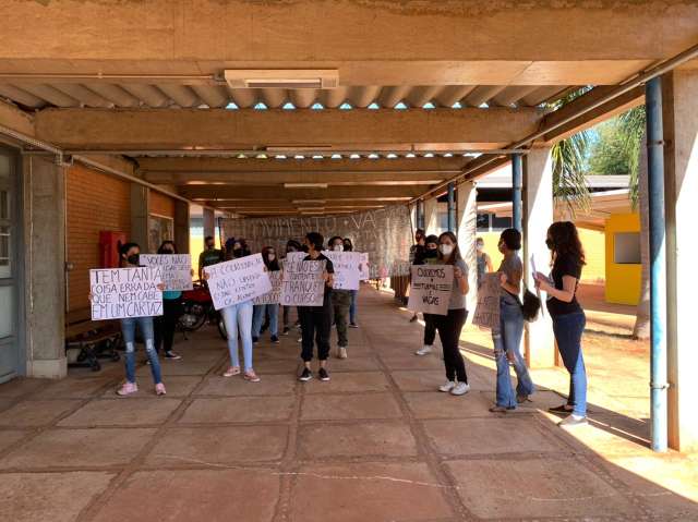 Acad&ecirc;micos de medicina veterin&aacute;ria da UFMS protestam por vagas em disciplina