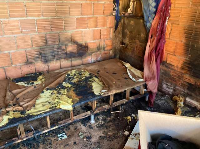 Inc&ecirc;ndio em casa com 5 crian&ccedil;as deixa mulher ferida no Dan&uacute;bio Azul 